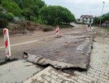 Nowy Sącz. Nawałnica przeszła nad miastem. Uszkodziła drogi, zalała domy na os. Kochanowskiego. Woda zerwała asfalt  [ZDJĘCIA]