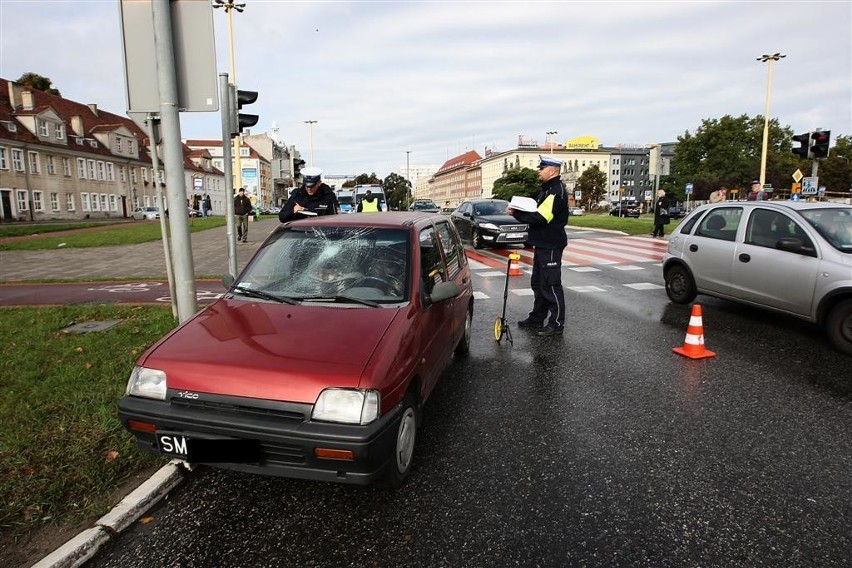 Auto potrąciło dziewczynę w centrum Szczecina