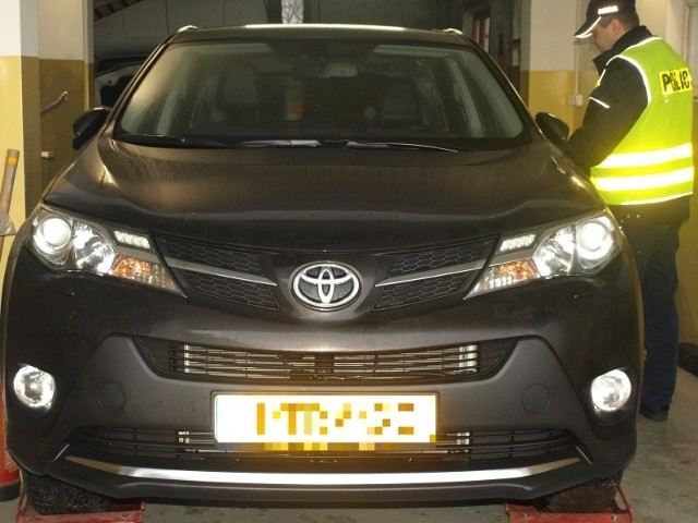 Toyota została ukradziona na terenie Holandii. Mężczyzna, który nią uciekał, porzucił auto w lesie.