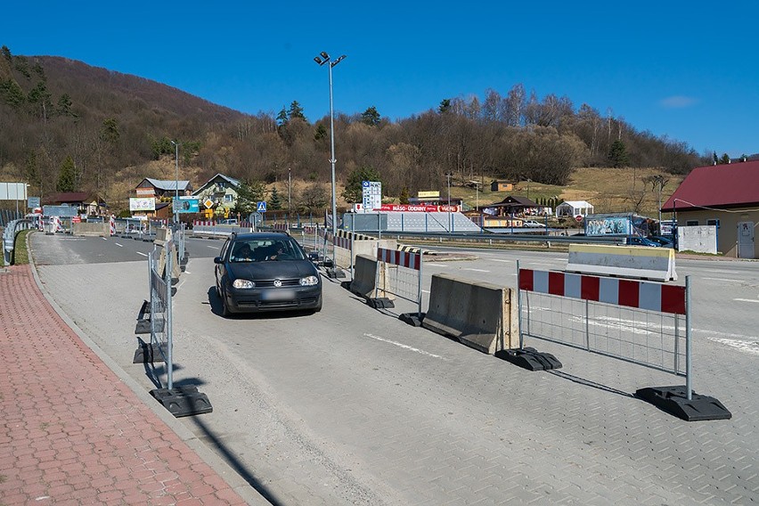 Między zaporami bez przeszkód przejedzie samochód osobowy. -...