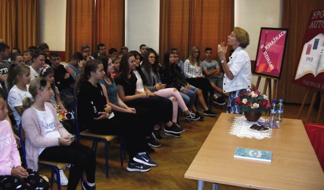  Ewa Nowak pisze książki dla młodzieży, więc na widowni dominowała młodzież