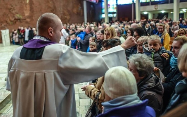 Dziś Środa Popielcowa. Tradycyjny Popielec rozpoczyna okres Wielkiego Postu. W tym dniu w kościołach głowy wiernych posypywane są popiołem. Zobacz dzisiejszy porządek mszy świętych w toruńskich kościołach. >>>>>CZYTAJ DALEJ