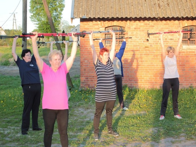 Panie ćwiczą m.in. z kijkami