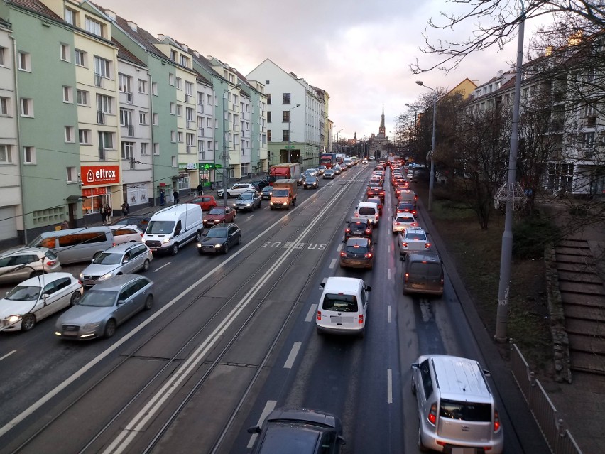 Gigantyczne korki na ulicach Szczecina! Czy możemy liczyć na poprawę sytuacji?