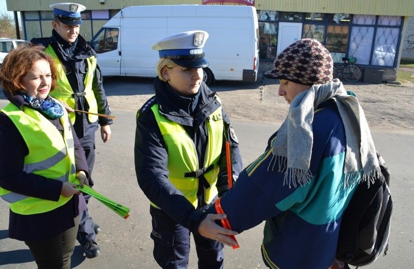 Policja rozdawała odblaski i przypominała o zmianie przepisów (zdjęcia)