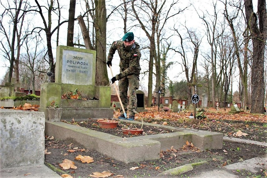 Wojskowi wysprzątali dwa opolskie cmentarze.