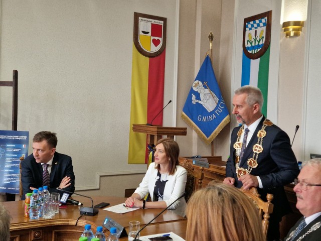 Minister Łukasz Schreiber przekazał samorządowcom promesy na spotkaniu w Urzędzie Miejskim w Tucholi