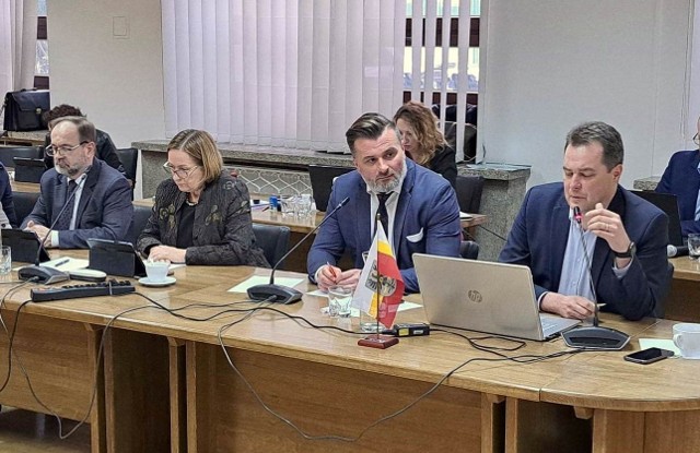 Rada Powiatu w Oświęcimiu przyjęła uchwałę dotyczącą przygotowania programu dofinansowania in vitro, której inicjatorem był wicestarosta Paweł Kobielusz (drugi od prawej)