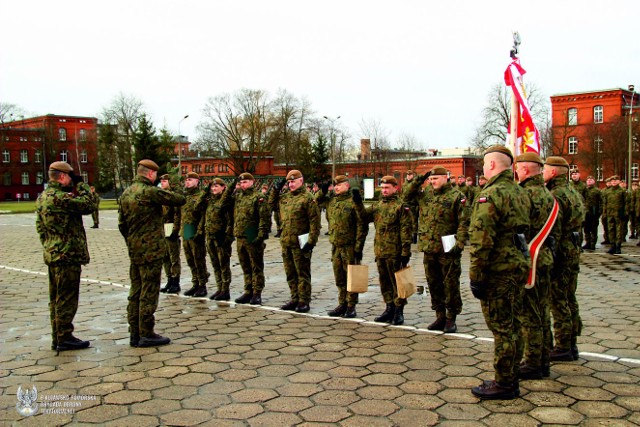 Podczas uroczystości w inowrocławskich koszarach nominacje odebrało 15 uczestników kursu SONDA, świeżo upieczonych podoficerów Wojsk Obrony Terytorialnej