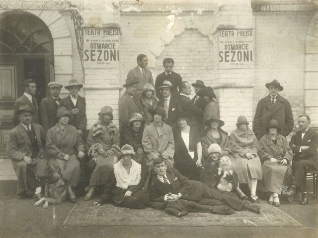 Aktorzy Teatru Miejskiego w Łucku, rok 1925. Pierwsi z prawej siedzą Władysław Helleński, obok jego żona Eugenia - po wojnie suflerka w teatrze w Opolu. W środku (w kapeluszu) oparty o kolumnę - dyrektor Władysław Ratschka. Fotografia, publikowana po raz pierwszy, ze zbiorów opolskiej polonistki i anglistki Ewy Helleńskiej, wnuczki Eugenii i Władysława Helleńskich.