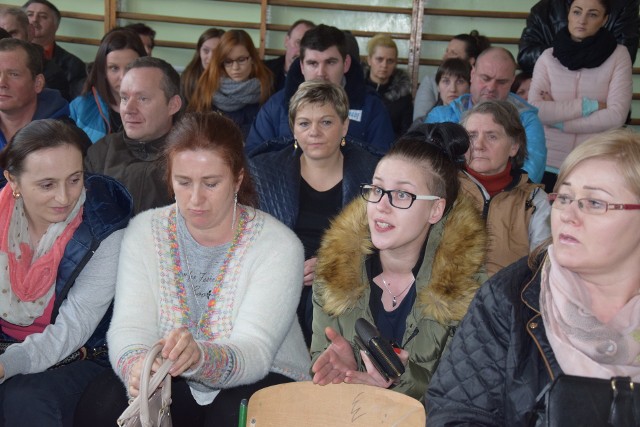 Wolę zrezygnować z dopłat do oczyszczalni, byleby moje dziecko chodziło do szkoły w Wicinie - mówi Ewelina Zdrojewska (druga z lewej)