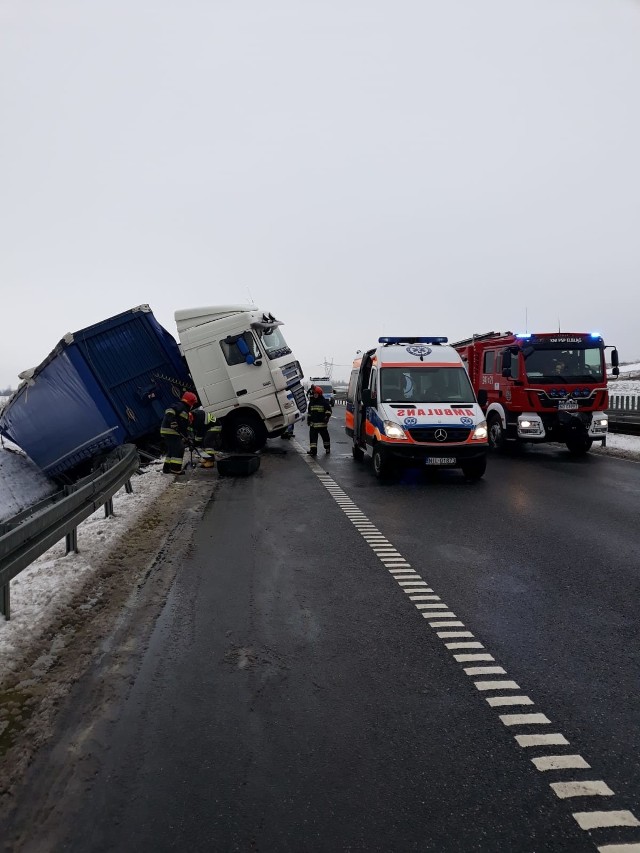 Wypadek na S7 [8.01.2019] na wysokości wsi Janowo. Kierowca ciężarowej scanii najechał na tył stojącej na poboczu ciężarówki daf