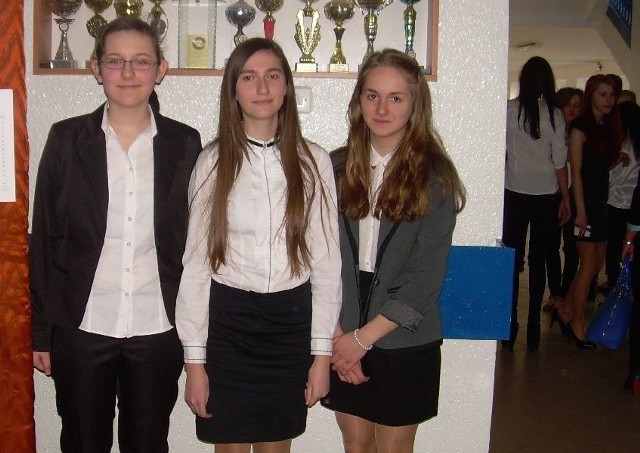 Uczennice Gimnazjum numer 1 w Ostrowcu Świętokrzyskim (od lewej): Natalia Grygiel, Katarzyna Jamróz, Katarzyna Dyjach po wczorajszym egzaminie. 