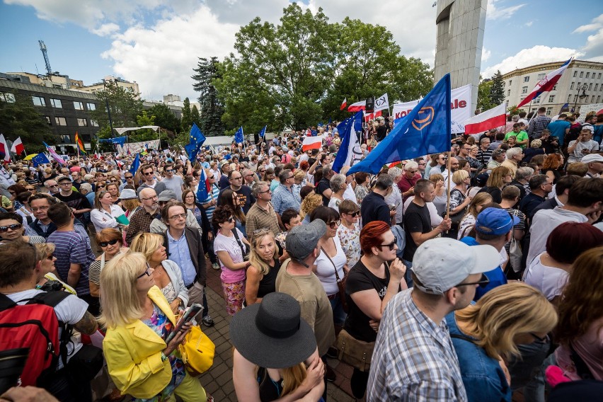 Protest przed Sejmem ws. zmian w sądownictwie [ZDJĘCIA] Demonstracja KOD i Obywateli RP w Warszawie