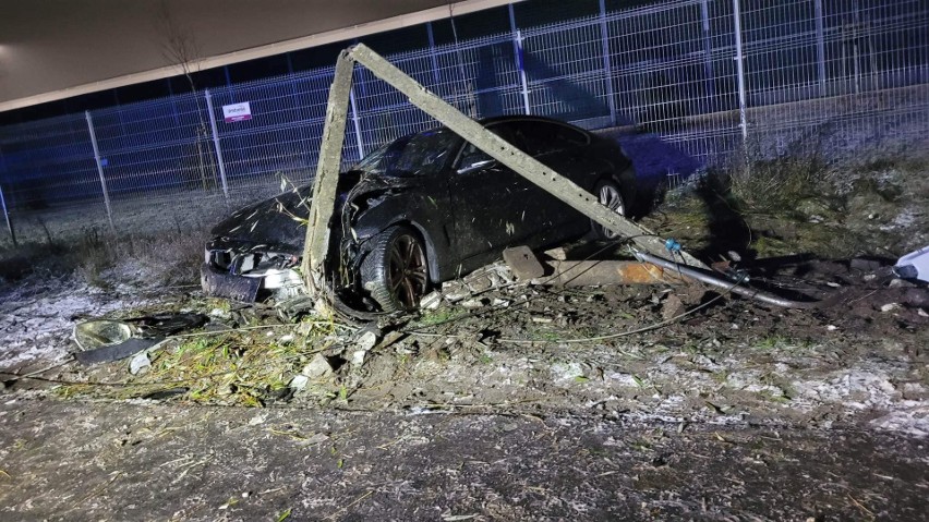 BMW wypadło z wąskiej drogi i uderzyło w betonowy słup...