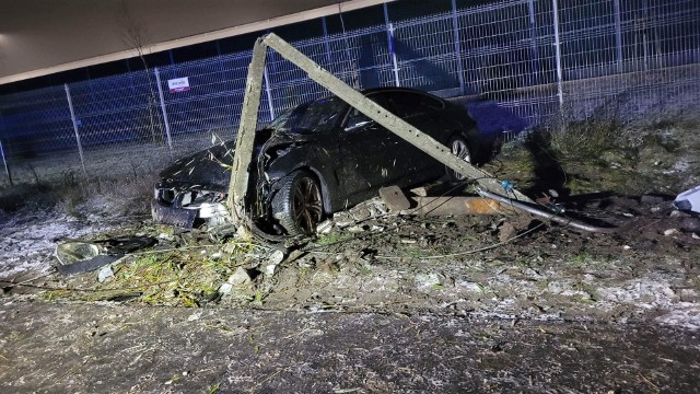 BMW wypadło z wąskiej drogi i uderzyło w betonowy słup energetyczny. Ten od siły uderzenia złamał się w pół i o mały włos nie upadł na samochód