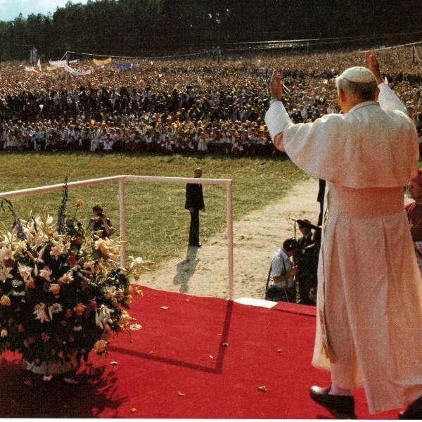 Niech żyje papież! Niech żyje papież! - skandowali wierni...