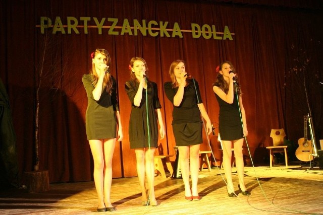 Na scenie prezentuje się zespół wokalny Translatee z Gminnego Centrum Kultury w Ulanowie.