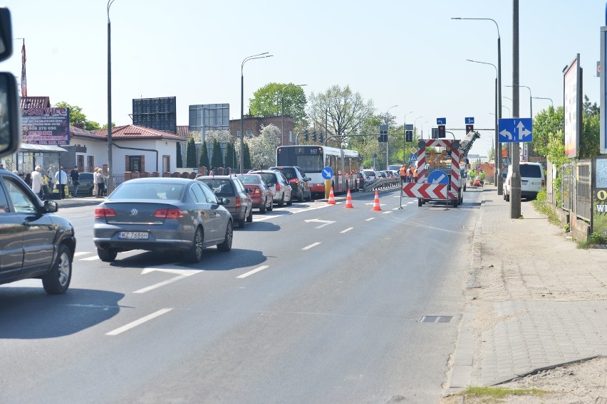 Ogromny korek na ulicy Wierzbickiej w Radomiu! Drogowcy usuwają koleiny na jezdni