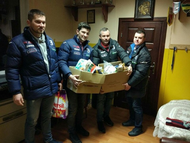 Od lewej Marcin Kołomański, Karol Skrzypek, Paweł Toboła i Mateusz Głozowski z darami dla potrzebujących rodzin.