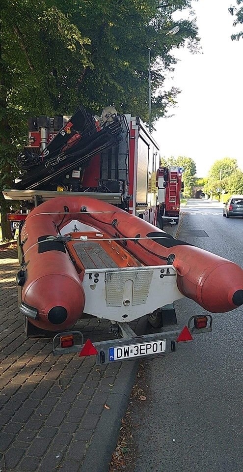 Akcja straży pożarnej na stawie. Trwają poszukiwania człowieka (ZDJĘCIA)