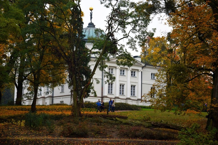 Zabytkowy kompleks pałacowo-parkowy w jesiennych barwach