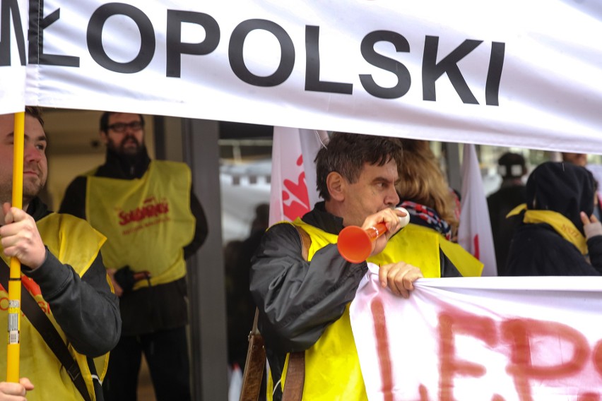 Kraków. Protestujący kolejarze: Marszałek bawi się spółką jak kolejką