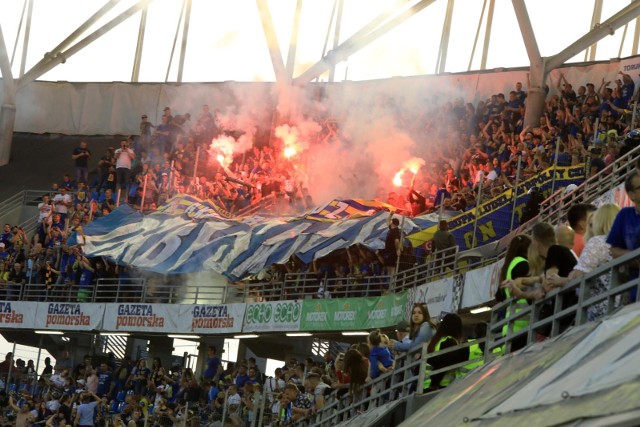 Nie ma dziś zawodowego sportu bez aktywności w social mediach. Światowe gwiazdy mają miliony obserwujących, najpopularniejszych polskim klubem jest Legia Warszawa - blisko milion fanów. A jak wypadają kluby PGE Ekstraligi? Nieźle na facebooku, ale znacznie gorzej na twitterze czy instagramie, a dobry kanał youtube to rzadkość. W efekcie tylko jeden ma w sumie ponad sto tysięcy obserwujących. Oto ranking aktywności w social media klubów PGE Ekstraligi >>>