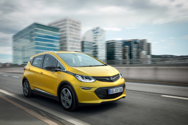 Opel Ampera-eNorwegia jest pierwszym krajem w Europie, w którym od 14 grudnia 2016 r., można kupić Opla Amperę‑e. Elektryczny Opel o zasięgu ponad 500 km wchodzi do sprzedaży najpierw na najbardziej rozwiniętym rynku samochodów elektrycznych w Europie.Fot. Opel