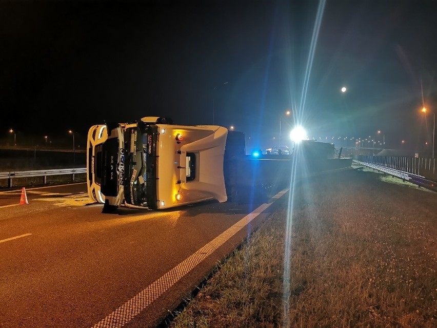 Wypadek w Łabiszynku w gminie Gniezno. Ciężarówka...