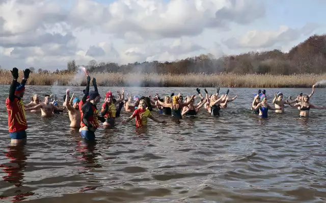 Wspólna kąpiel Morsów z Grudziądza z członkami grupy biegowej Aktywny Grudziądz nad jeziorem Rudnickim Wielkim w Grudziądzu. Zobacz zdjęcia>>>>>