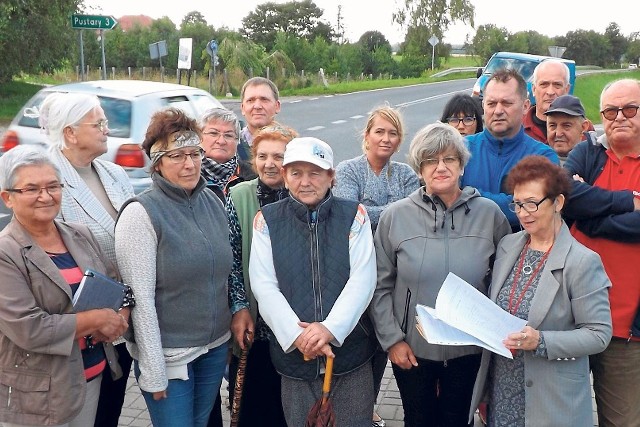 Na spotkanie z nami przyszło kilkunastu mieszkańców Ząbrowa - to tylko delegacja 113 mieszkańców wioski, czyli niemal wszystkich dorosłych, którzy tu zamieszkują. - Nawet gdy stoimy przy przejściu, kierowcy nie zwalniają - pokazują