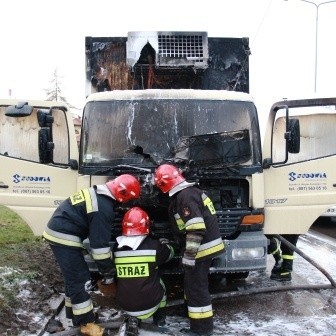 Doszczętnie spaliła się kabina ciężarówki i część naczepy.