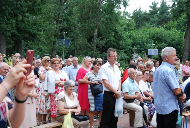 Jak co roku mieszkańcy tłumnie uczestniczyli w mszy świętej odpustowej na cmentarzu w Stromcu i odwiedzali groby swoich bliskich.