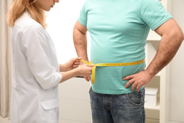 Gdy tkanka tłuszczowa kumuluje się wewnątrz brzucha, nie ma fałd skóry typowych dla otyłości, ale jej poziom jest niebezpiecznie wysoki. Otyłość brzuszna zwiększa bowiem ryzyko rozwoju nie tylko chorób cywilizacyjnych, ale też innych.