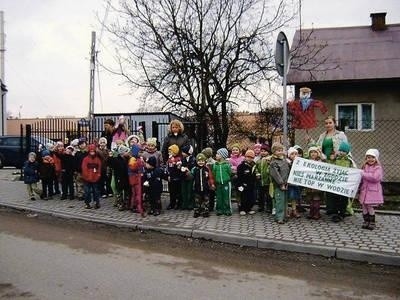 Przedszkolne życie to m.in. zabawy, konkursy i wycieczki. Z powodu braku miejsc w przedszkolach nie wszystkie maluchy z powiatu wielickiego będą mogły w nich uczestniczyć. Na zdjęciu: uczniowie Przedszkola nr 1 w Wieliczce, podczas happeningu z okazji nadejścia wiosny. Fot. Archiwum