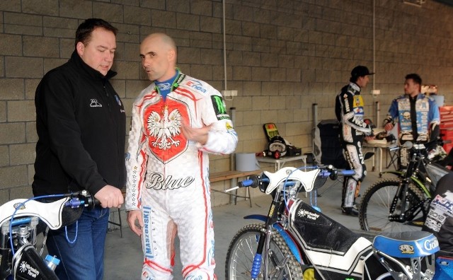 Tomasz Gollob w rozmowie z menedżerem Unibaksu Sławomirem Kryjomem,