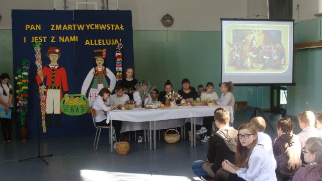 Do szkoły zaproszono Agnieszkę Kowalewską i Beatę Romanowską z Muzeum Kultury Kurpiowskiej oraz księdza Roberta Kaima.