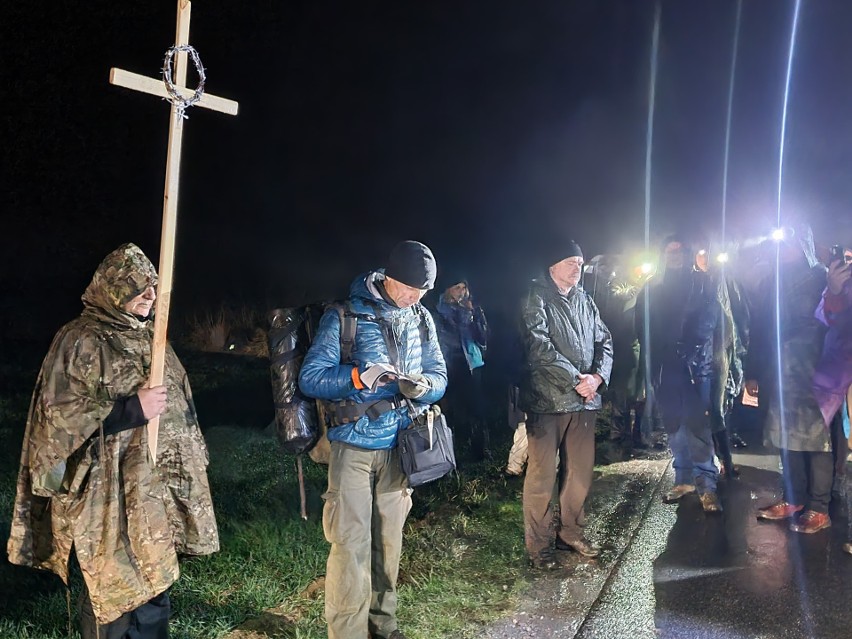 Ostrowczanie dotarli na Święty Krzyż. Ekstremalna Droga Krzyżowa w deszczu. Zobacz zdjęcia 