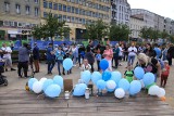 Balony i znicze dla skatowanego Kamilka. Poznaniacy oddali hołd chłopcu na placu Wolności. Zobacz zdjęcia