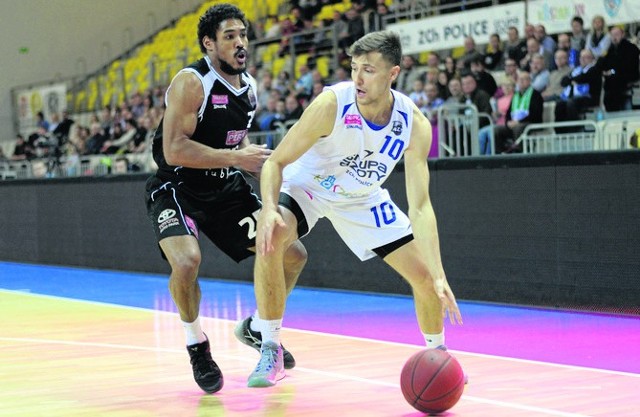Igor Wadowski (z nr 10) w debiutanckim sezonie wystąpił w 32 meczach Tauron Basket Ligi, notując średnio 3 pkt w meczu