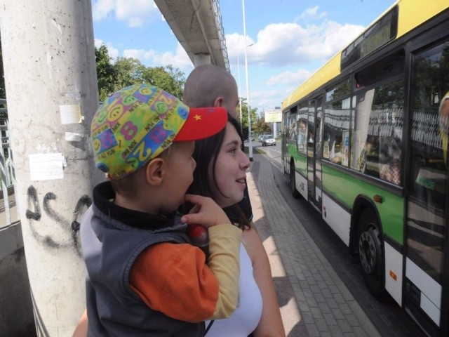 Roksana Zyga, Dariusz Dubielczyk i ich syn Kacper zauważyli, że autobusów jest mniej. Bo mają trudności, żeby wrócić z zakupów.
