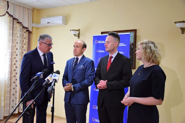 W Przemyślu ogłoszono wczoraj powstanie zjednoczonej opozycji w Podkarpackiem. Nz. od lewej poseł PO Marek Rząsa, poseł i wiceprzew. PO Borys Budka, Kamil Kurosz, oraz posłanka Marta Golbik.