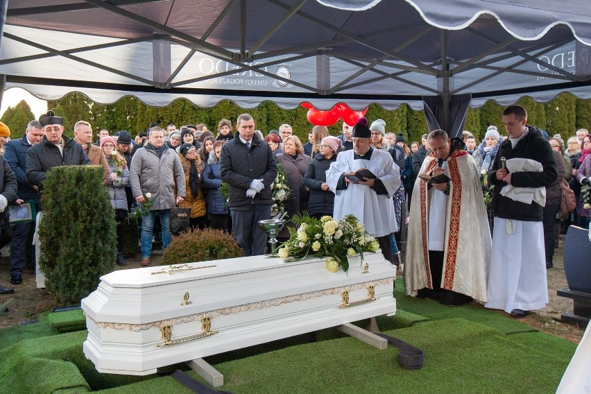 Na cmentarzu w Kotomierzu pożegnano Karolinkę Wozowicz....