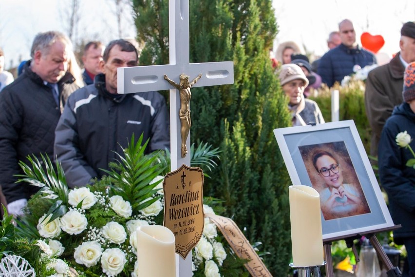 Na cmentarzu w Kotomierzu pożegnano Karolinkę Wozowicz....