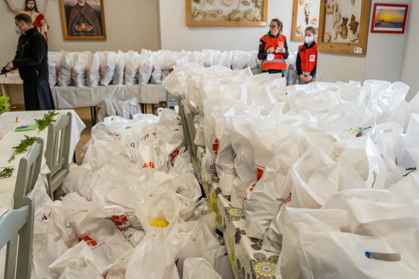 Abp. Wojda rozdawał paczki dla potrzebujących w sopockim...