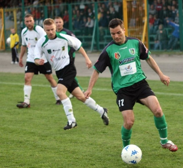 Piłkarze Stali Stalowa Wola (z piłką Jacek Maciorowski) grają w sobotę z Turem w Turku.