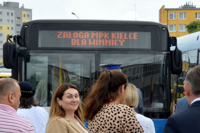 Miejskie Przedsiębiorstwo  Komunikacji w Kielcach przekazało  cztery autobusy dwóm miastom w Ukrainie. We wtorek, 30 sierpnia odebrali je przedstawiciele władz Winnicy i Równego. Zobacz kolejne zdjęcia