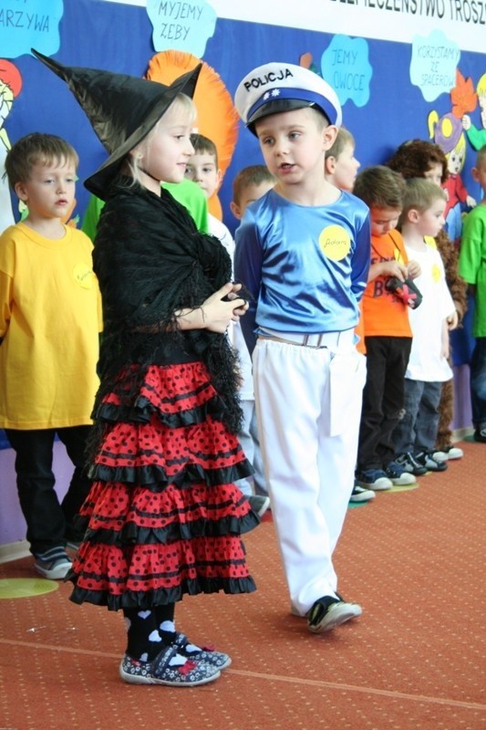Zanim zaczęła się część konkursowe, przedszkolaki z grupy "Słoneczka" wystąpiły przed swoimi koleżankami, kolegami oraz gośćmi w spektaklu.