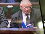 Prezes Kaczyński czyta w Sejmie atlas kotów. Reakcja PiS zaskakująca